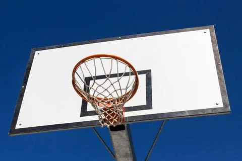 Basketball hoop Vista dal basso di un cerchio di cesto per il basket. (Lic... Stock Photos