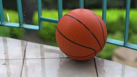 Basketball in the rain 스톡 동영상 132982494