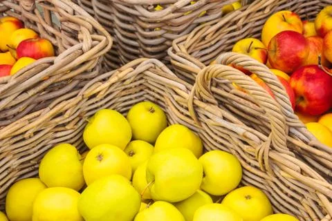 Baskets with fresh apples Foto stock