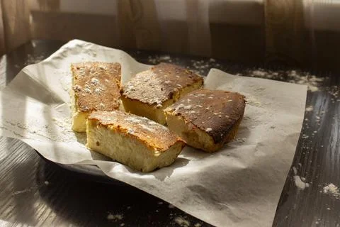 Basque cheesecake on the table in the sun Stock-Fotos
