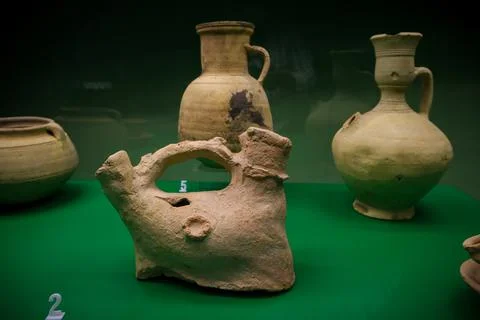 Basra, Iraq - march 31, 2022: photo of ancient objects in the historic museum 스톡 사진