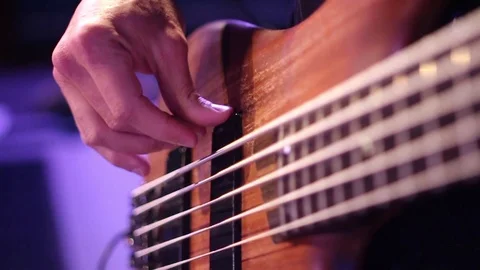 Bass 5 库存影片 76505246