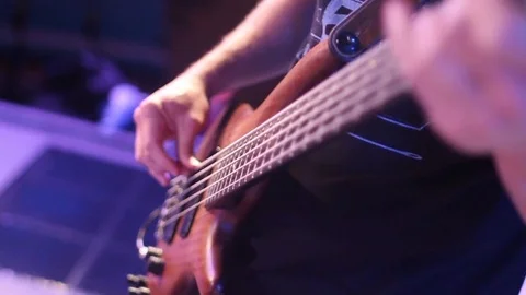 Bass 7 库存影片 76505158