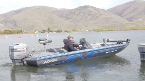 Bass boat undocking Video stock 50796306