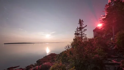 Bass Harbor Lighthouse Moon Set and Milky Way Rise Stockbeeldmateriaal 165939117
