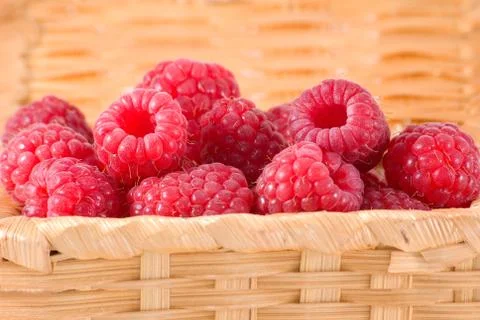 Bast-basket with a raspberry Foto stock