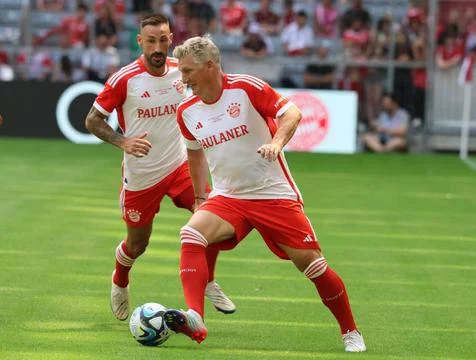  Bastian Schweinsteiger (am Ball) und Diego Contento, stuermen (FCB) gegen... Stock Photos