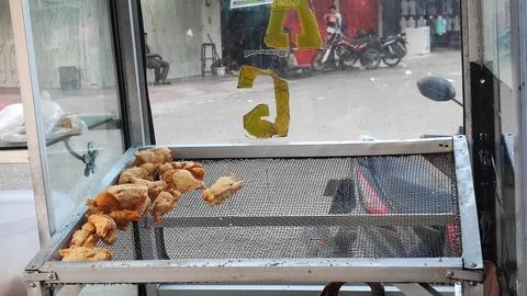 Batagor is being drained Foto stock