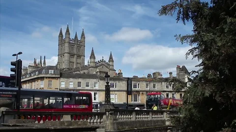 Bath Abbey rises above a busy road full of traffic 動画素材 74346770