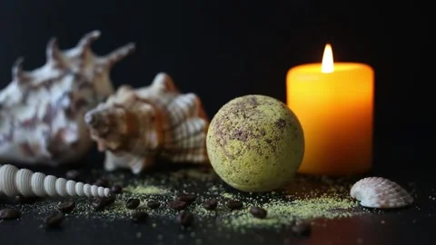 Bath bomb and coffee beans, with seashells and burning candles Vídeos de archivo 158807748