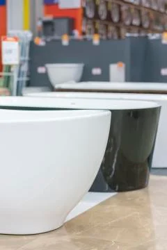 Bath in the building store. baths in the plumbing store. shop baths. Plumbing Fotos de archivo