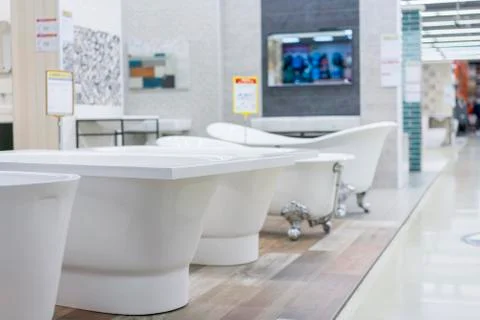 Bath in the building store. baths in the plumbing store. shop baths. Plumbing Fotos de archivo