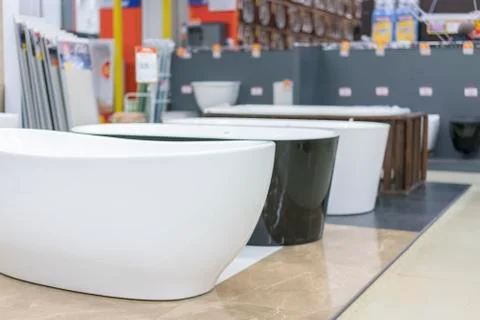 Bath in the building store. baths in the plumbing store. shop baths. Plumbing Fotos de archivo
