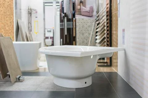 Bath in the building store. baths in the plumbing store. shop baths. Plumbing Fotos de archivo