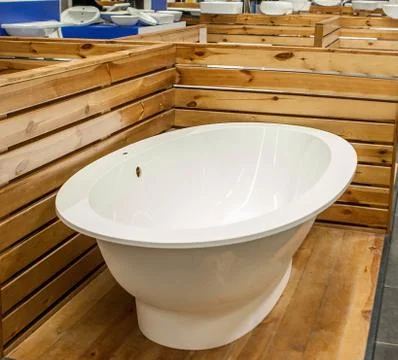 Bath in the building store. baths in the plumbing store. shop baths. Plumbing Fotos de archivo