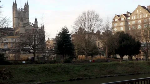 Bath cathedral to river, pan long, somerset 库存影片 137471177