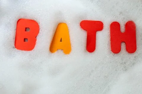 Bath foam letters floating in bubbles on water Foto stock