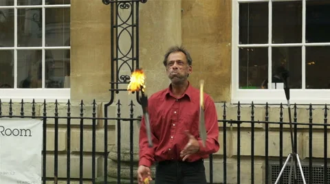 Bath juggler knifes apple fire Vídeo Stock 42395325