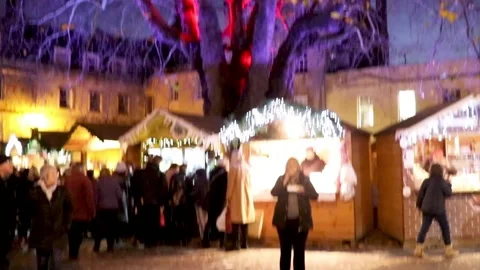 Bath, night, lit tree, xmas stalls, somerset. 스톡 동영상 137673699