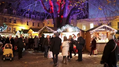 Bath, night, lit tree, xmas stalls, somerset. 库存影片 137673941