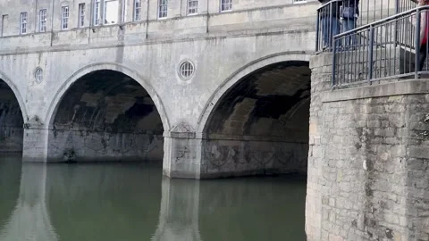 Bath, pulteney bridge over river arches, somerset 库存影片 137470503