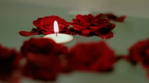 Bath with roses and candles Stockbeeldmateriaal 10863249