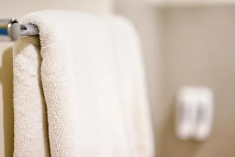 Bath towel hanging on rack. Foto stock