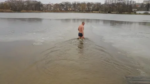 Bathing in icy water. Diving into icy water. Ice Swimming. Vídeos de archivo 227192609