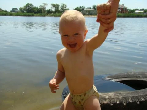Bathing kids in the river Foto stock