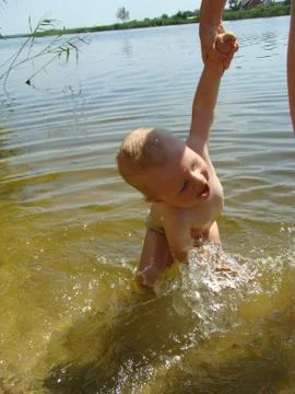 Bathing kids in the river Stock-Fotos
