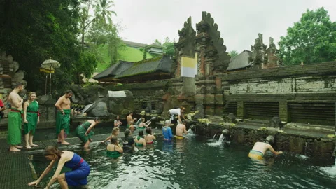 Bathing in the sacred bathing waters of Tirta Empul 動画素材 218340248