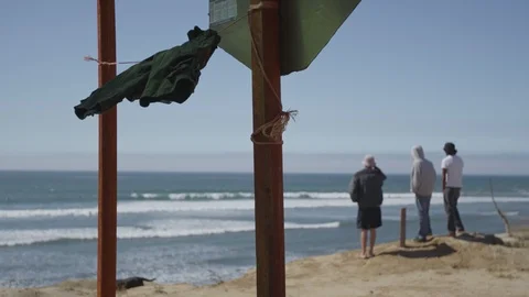 Bathing suite drying in the sun on an ocean cliff Vídeo Stock 119185975