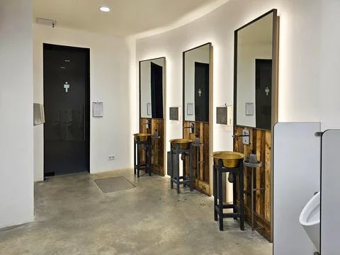 Bathroom interior with copper and ceramic sanitary ware. Oval ceramic urina.. Foto stock