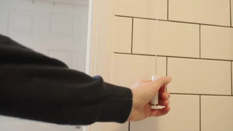 Bathroom Light Cord On/Off Vídeo Stock 269190854