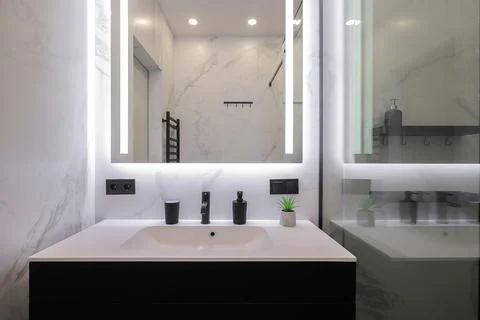 Bathroom mirror led backlight basin faucet Stock-Fotos