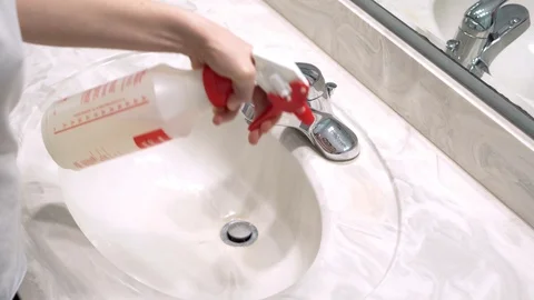 Bathroom sink cleaning over shoulder Vídeos de archivo 126540584