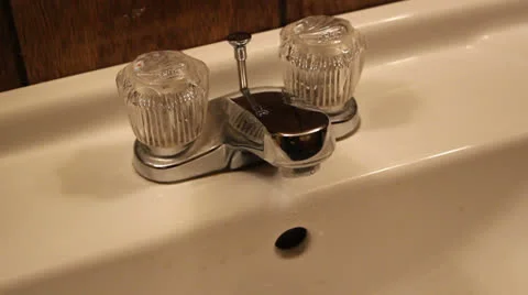 Bathroom Sink Tilt Down from Faucet to Drain (61) Vidéo 24789891