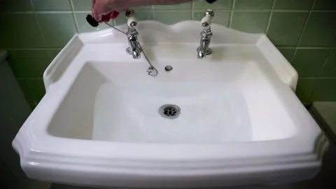 Bathroom Sink Water Draining Stockbeeldmateriaal 152407712