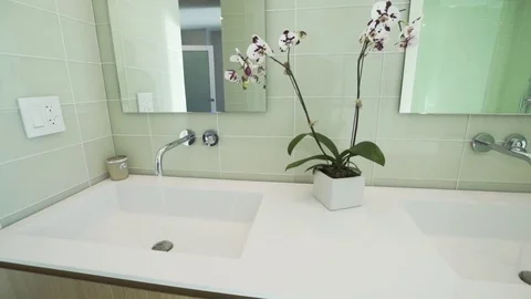 Bathroom sinks in a luxury home. Видео 80426687