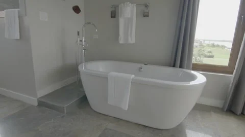 Bathtub in nice house Vídeos de archivo 246196038