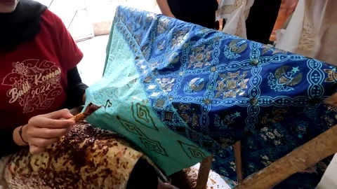 Batik Making process in a factory in Indonesia Vídeo Stock 319622851