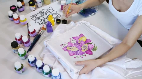 Batik Process: Artist paints on Fabric, Batik-making. Vidéo 62741540