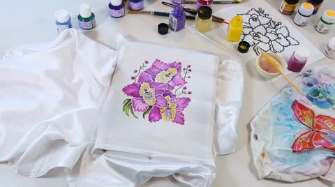Batik Process: Artist paints on Fabric, Batik-making. Vidéo 62741631