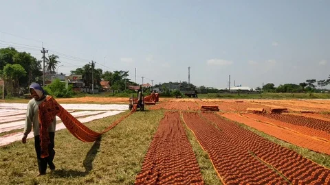 Batik workers when drying batik cloth that Stock Footage 112765733
