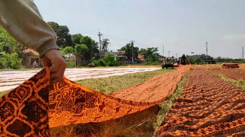 Batik workers when drying batik cloth that Video stock 112765744