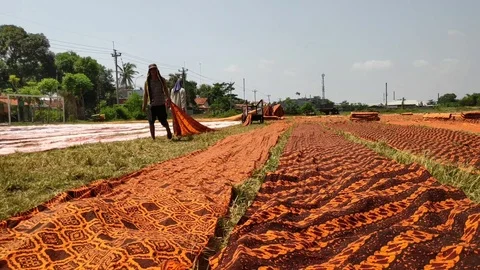 Batik workers when drying batik cloth that Stock Footage 112765749