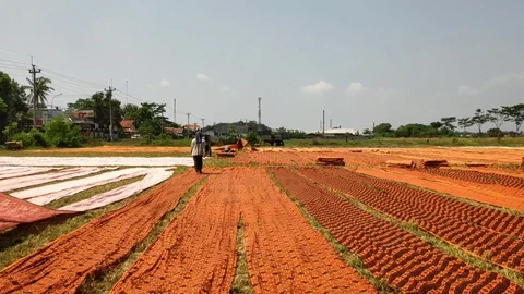Batik workers when drying batik cloth that Stock Footage 112765760