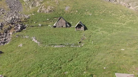 Bâtiments rustiques dans les Alpes françaises Stockbeeldmateriaal 315215825