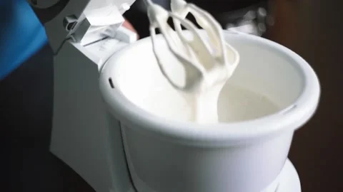 Batter dripping from the mixer blades Video stock 143589174
