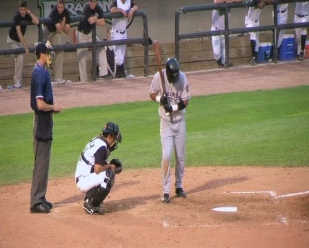 Batter Gets Base Hit Stockbeeldmateriaal 2845818